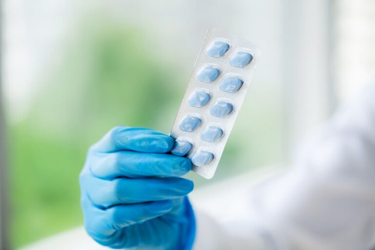 Sildenafil vagy tadalafil? – Mi a különbség a két legismertebb potencianövelő hatóanyag között?